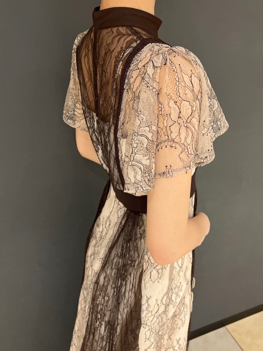 「マーキュリーデュオ、キレイめ、デートコーデ、お出かけ、トレンド、ワンピース、大人フェミニン、新作、デート、MERCURYDUO」｜「MERCURYDUOのレースプリーツスイッチングドレス（ワンピース、ホワイト系）」を使った、mihoさん（レディース・162cm）の夏コーディネートの6枚目の写真