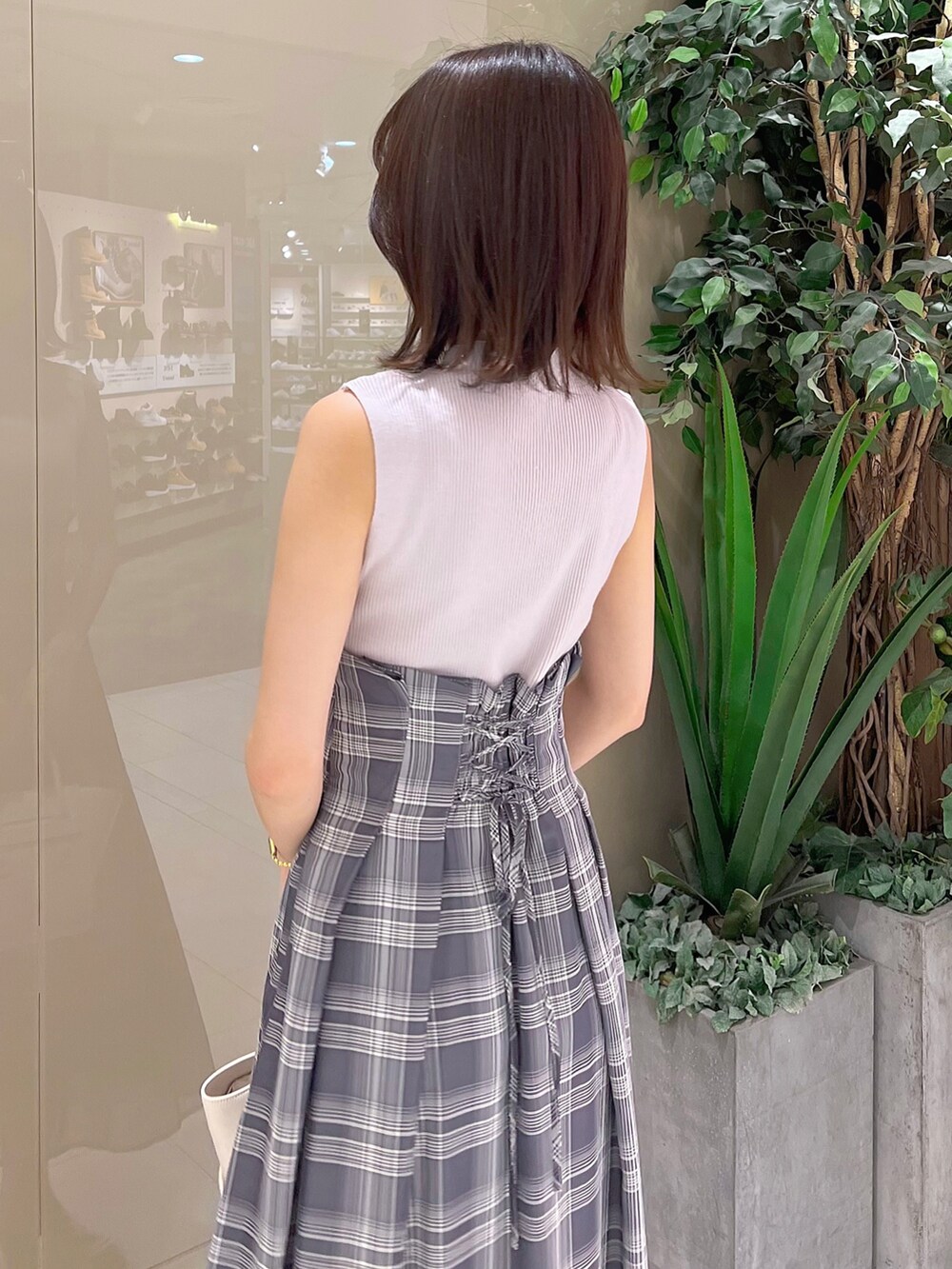 「MERCURYDUO(MERCURYDUO)、マーキュリーデュオ(MERCURYDUO)、骨格ウェーブ、ワンピース、チェック柄、ノースリーブ、ノースリーブワンピース、サンダル、大人可愛い、デートコーデ、モテ、このスタイルがお気に入り、休日スタイル、休日コーデ、初夏コーデ」｜「MERCURYDUOのフェイクレザーミニトート（トートバッグ、ホワイト系）」を使った、mihoさん（レディース・162cm）の夏コーディネートの7枚目の写真