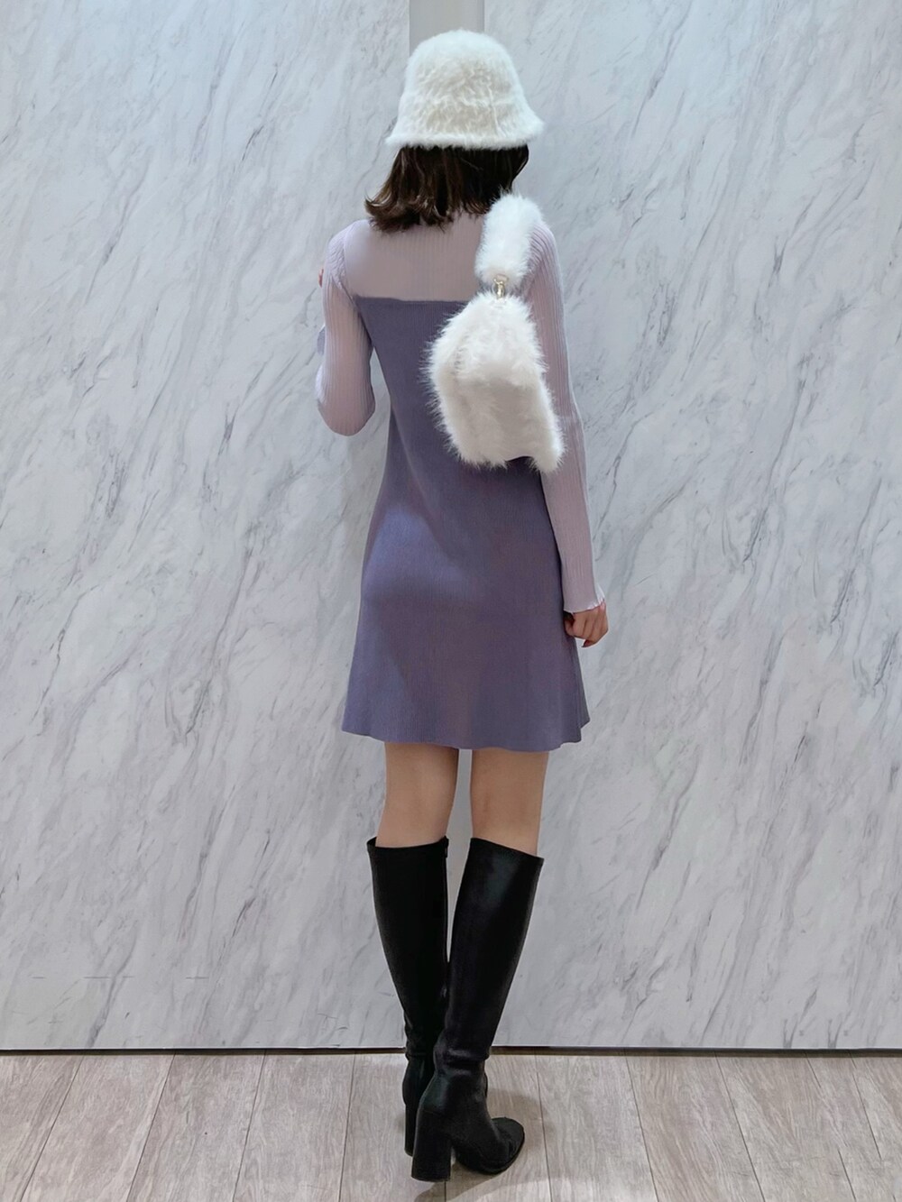 「MERCURYDUO(MERCURYDUO)、マーキュリーデュオ(MERCURYDUO)、骨格ウェーブ、ミニワンピ、ミニワンピース、ファーバケハ、バケハ、ファー小物、ファーバッグ、ロングブーツ、パープル、パープルコーデ、ラベンダー、女子会、休日スタイル」｜「MERCURYDUOのエコファーバケットハット（ハット、ホワイト系）」を使った、mihoさん（レディース・163cm）の秋コーディネートの4枚目の写真