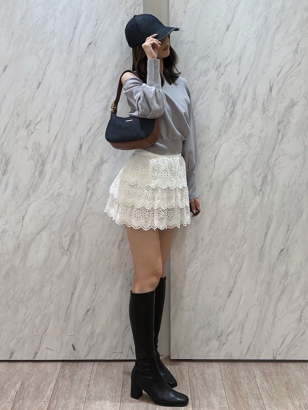 「キャップ、キャップ女子、ミニスカート、オフショル、オフショルダー、ワンショルダー、フェミニン、フェミニン×カジュアル、フェミニンコーデ、ガーリー、ガーリーコーデ、ガーリーカジュアル、トレンド、MERCURYDUO(MERCURYDUO)、マーキュリーデュオ(MERCURYDUO)」｜「MERCURYDUOのデニム配色パイピングキャップ（キャップ、ブルー系）」を使った、mihoさん（骨格ウェーブ・レディース・163cm）の春コーディネートの7枚目の写真