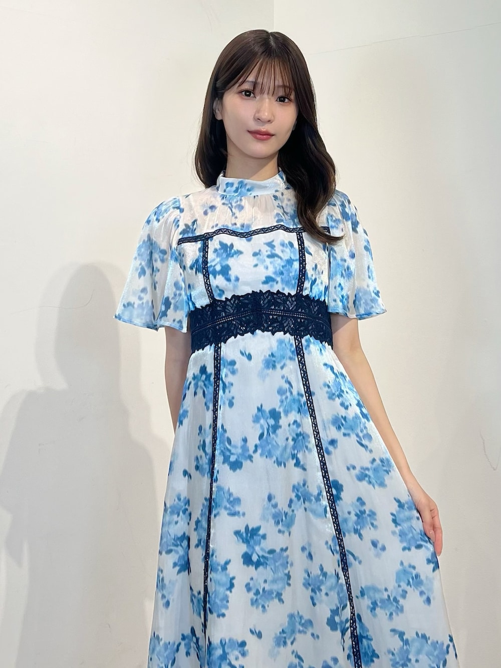 ブルー系のワンピース、ブラック系のサンダルを着用したレディースの春コーディネートの4枚目の写真