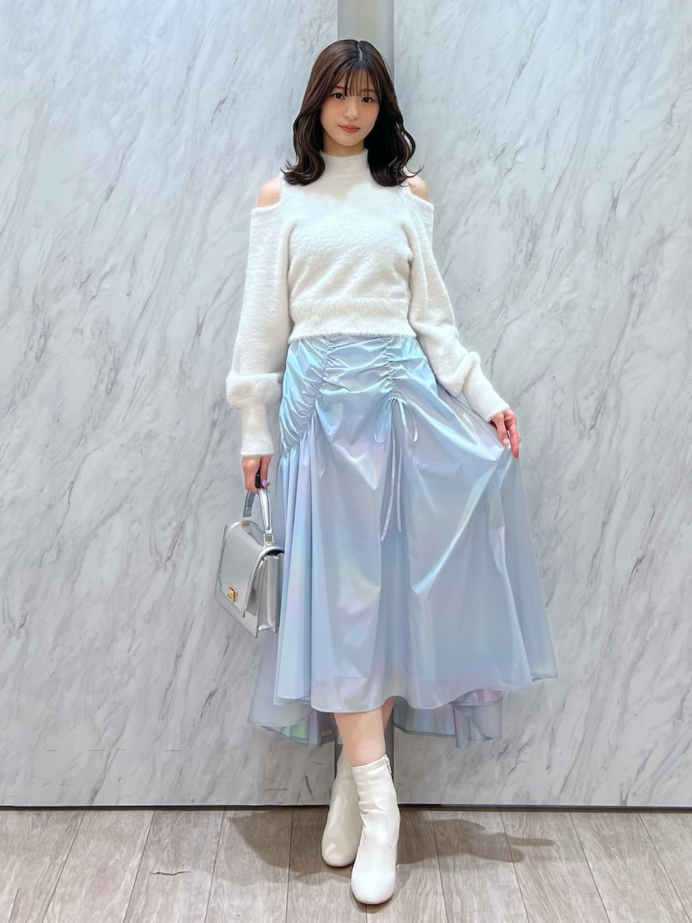 「MERCURYDUO(MERCURYDUO)、マーキュリーデュオ(MERCURYDUO)、骨格ウェーブ、オープンショルダー、ふわふわニット、シャギーニット、白ニット、寒色系、ブルー、ブルーコーデ、ブルー x ホワイト、水色、オーロラ、ディズニーコーデ、ディズニー」｜「MERCURYDUOのオープンショルダーミニシャギーニット（ニット/セーター、ホワイト系）」を使った、mihoさん（レディース・163cm）の冬コーディネートの3枚目の写真