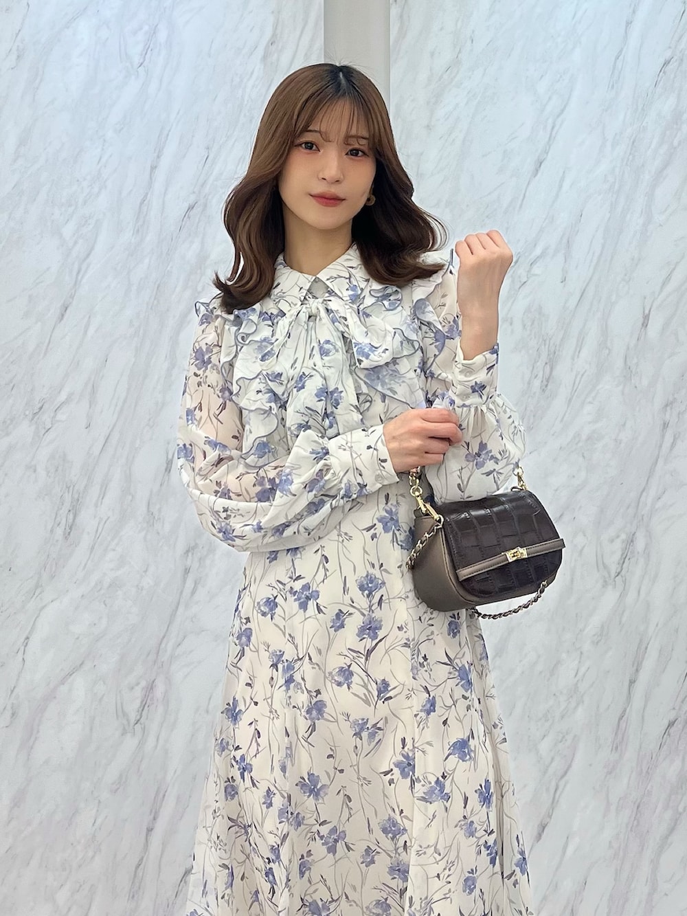 「MERCURYDUO(MERCURYDUO)、マーキュリーデュオ(MERCURYDUO)、骨格ウェーブ、ワンピ、ワンピース、ワンピーススタイル、ワンピースコーデ、フェミニン、フェミニンコーデ、大人女子、大人かわいい、大人ガーリー、オトナ女子、花柄ワンピース、お呼ばれスタイル」｜「MERCURYDUOのラッフルフラワープリントワンピース（ワンピース、ブルー系）」を使った、mihoさん（骨格ウェーブ・レディース・163cm）の冬コーディネートの3枚目の写真