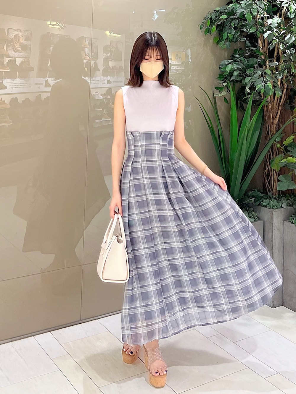 「MERCURYDUO(MERCURYDUO)、マーキュリーデュオ(MERCURYDUO)、骨格ウェーブ、ワンピース、チェック柄、ノースリーブ、ノースリーブワンピース、サンダル、大人可愛い、デートコーデ、モテ、このスタイルがお気に入り、休日スタイル、休日コーデ、初夏コーデ」｜「MERCURYDUOのフェイクレザーミニトート（トートバッグ、ホワイト系）」を使った、mihoさん（レディース・162cm）の夏コーディネートの4枚目の写真