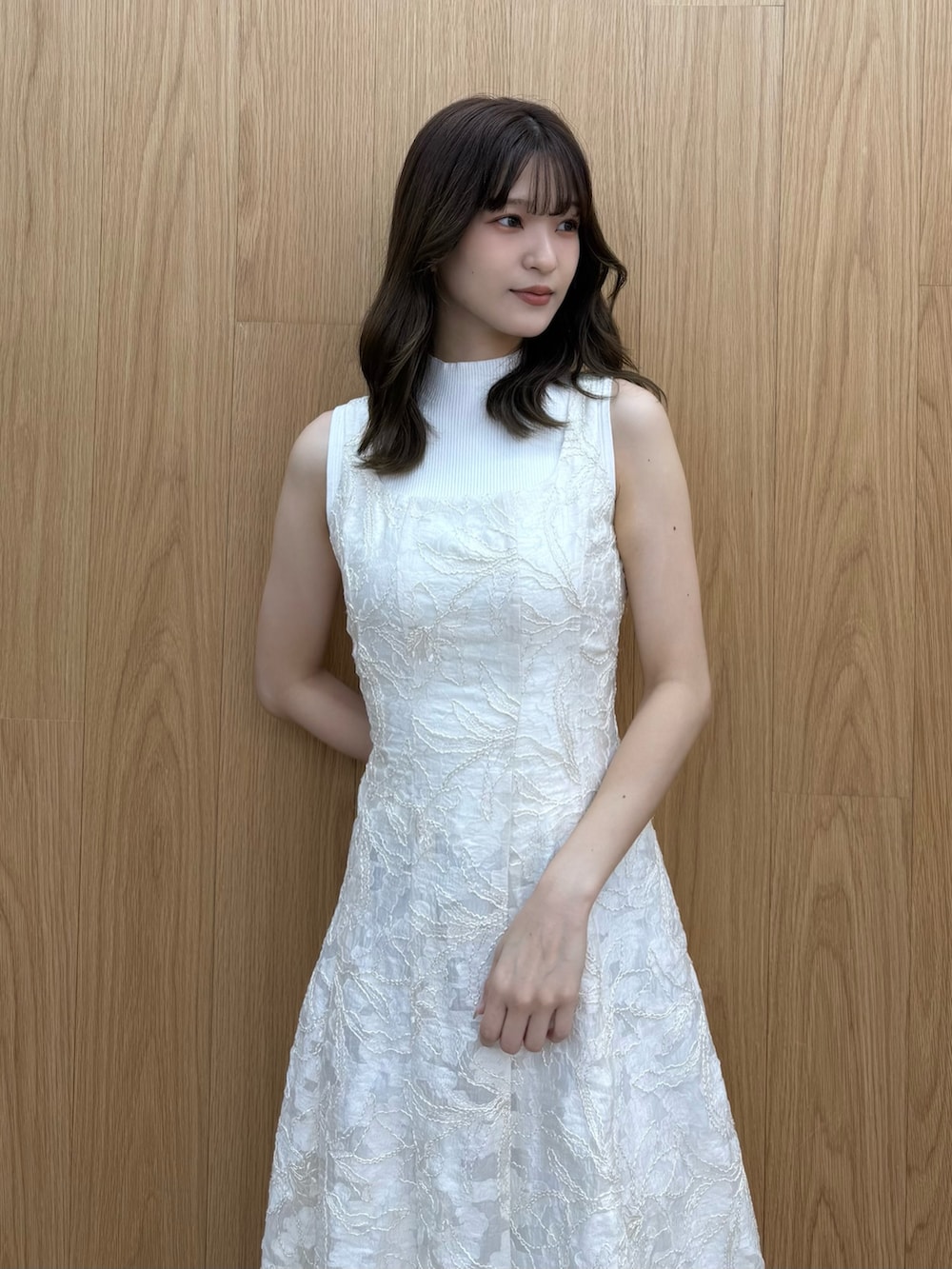 ホワイト系のワンピース、ホワイト系のニット/セーター、ホワイト系のパンプスを着用したレディースの冬コーディネートの4枚目の写真