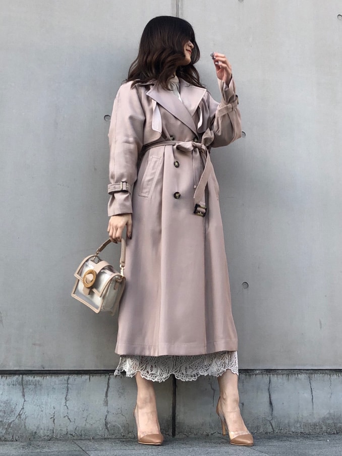 ベージュ系のパンプス、ベージュ系のトレンチコートを着用したレディースの冬コーディネートの2枚目の写真