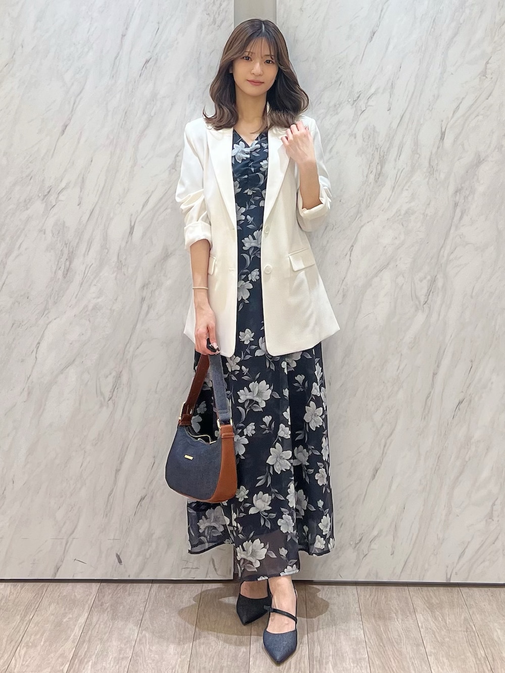 ブルー系のワンピース、ブルー系のパンプス、ブルー系のショルダーバッグを着用したレディースの春コーディネートの3枚目の写真