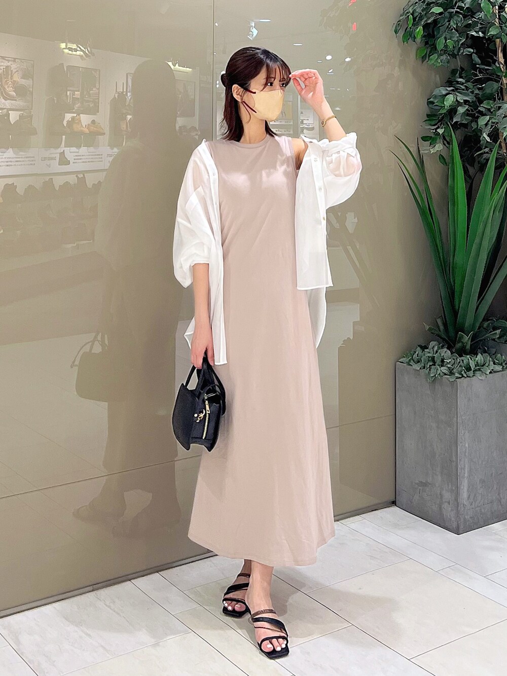 ベージュ系のワンピース、ブラック系のハンドバッグ、ブラック系のサンダルを着用したレディースの春コーディネートの9枚目の写真