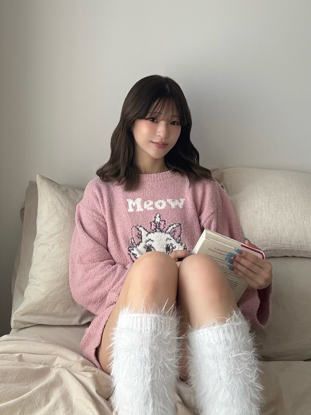 ピンク系のルームウェア/パジャマ、ホワイト系のレッグウォーマーを着用したレディースの冬コーディネートの9枚目の写真