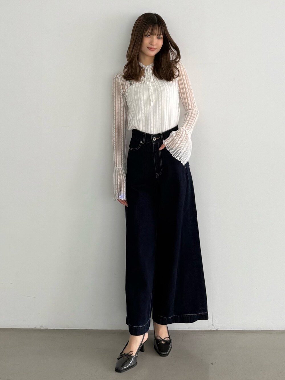 ホワイト系のTシャツ/カットソー、ブルー系のデニムパンツ、グレー系のパンプスを着用したレディースの夏コーディネートの9枚目の写真