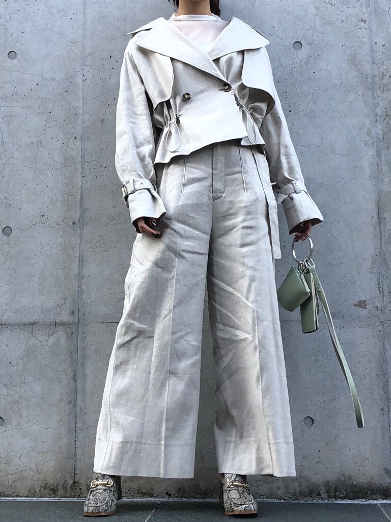 ホワイト系のその他パンツ、その他のローファー、ホワイト系のTシャツ/カットソーを着用したレディースの冬コーディネートの5枚目の写真