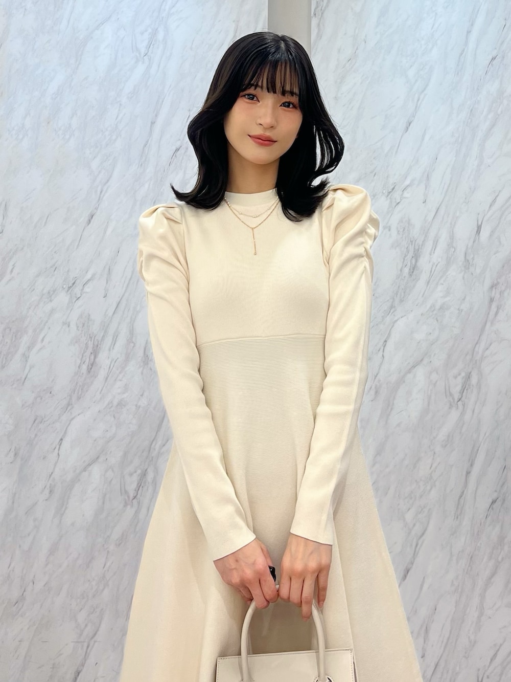 「MERCURYDUO(MERCURYDUO)、マーキュリーデュオ(MERCURYDUO)、骨格ウェーブ、お呼ばれスタイル、お呼ばれ、お呼ばれコーデ、ディナー、クリスマスコーデ、きれいめコーディネート、大人フェミニン、大人可愛い、ワンピース、忘年会、同窓会、女子会」｜「MERCURYDUOのハイゲージフレアニットワンピース（ワンピース、ホワイト系）」を使った、mihoさん（レディース・163cm）の冬コーディネートの2枚目の写真
