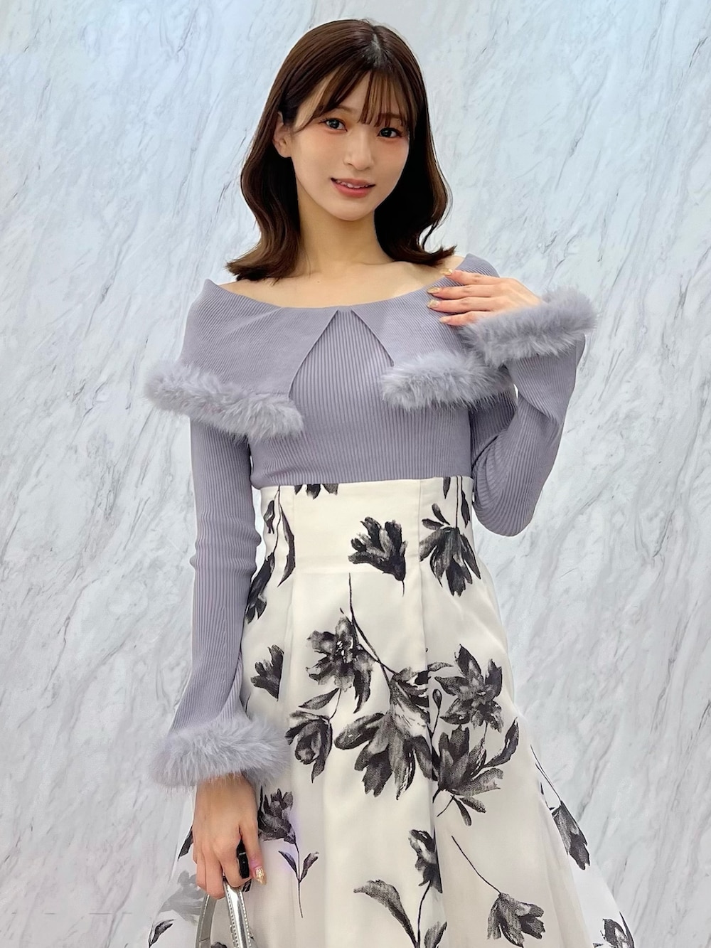 「MERCURYDUO(MERCURYDUO)、マーキュリーデュオ(MERCURYDUO)、骨格ウェーブ、オフショル、フレアスカート、花柄スカート、ブルーコーデ、寒色系、上品、大人フェミニン、大人可愛い、大人女子、大人ガーリー、大人かわいい、あざとかわいい」｜「MERCURYDUOのオフショルファイクファーニット（ニット/セーター、グレー系）」を使った、mihoさん（レディース・163cm）の冬コーディネートの4枚目の写真