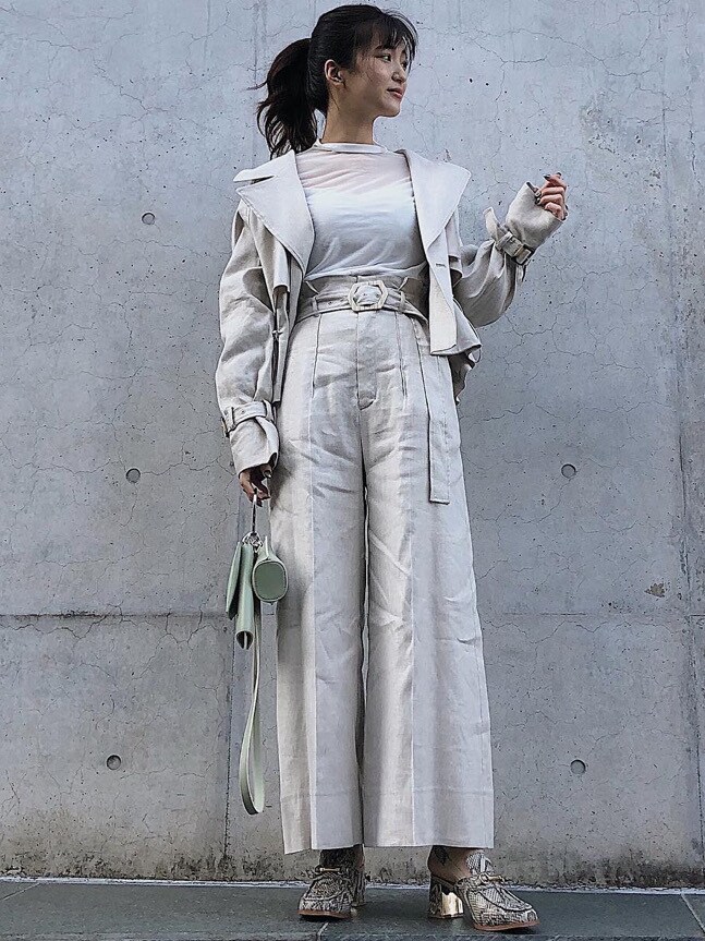 ホワイト系のその他パンツ、その他のローファー、ホワイト系のTシャツ/カットソーを着用したレディースの冬コーディネートの2枚目の写真