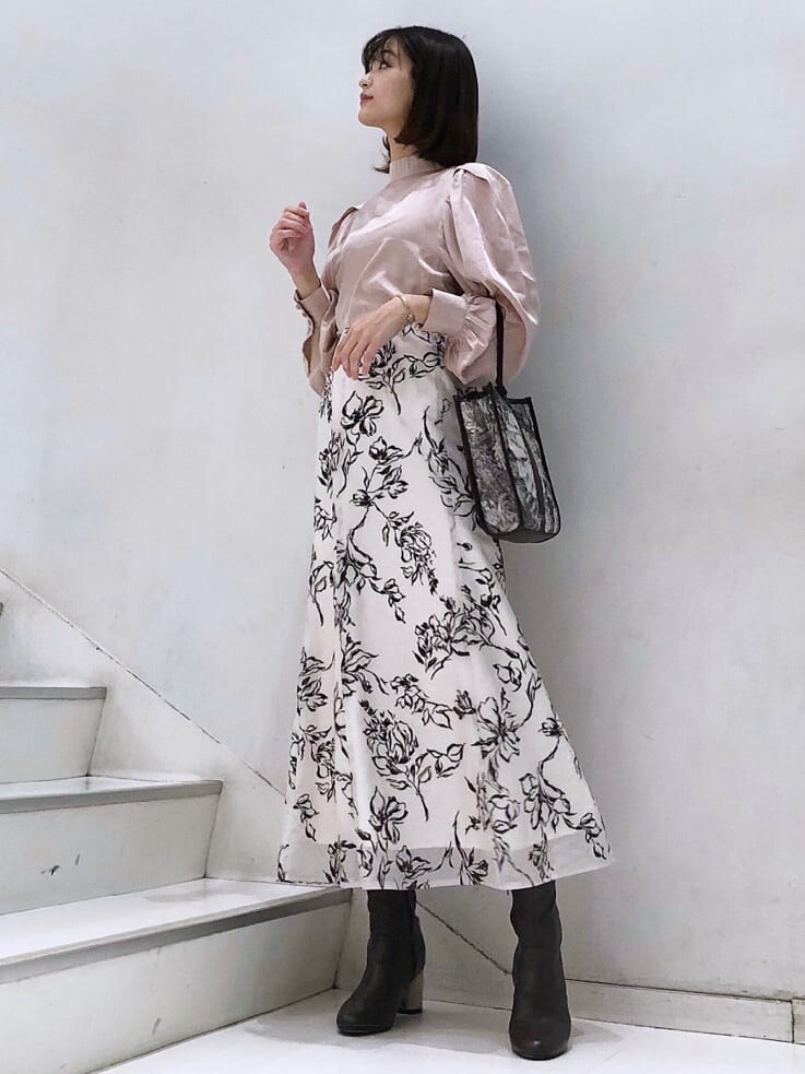 ブラウン系のその他シューズ、ブラウン系のハンドバッグ、ベージュ系のワンピースを着用したレディースの秋コーディネートの6枚目の写真