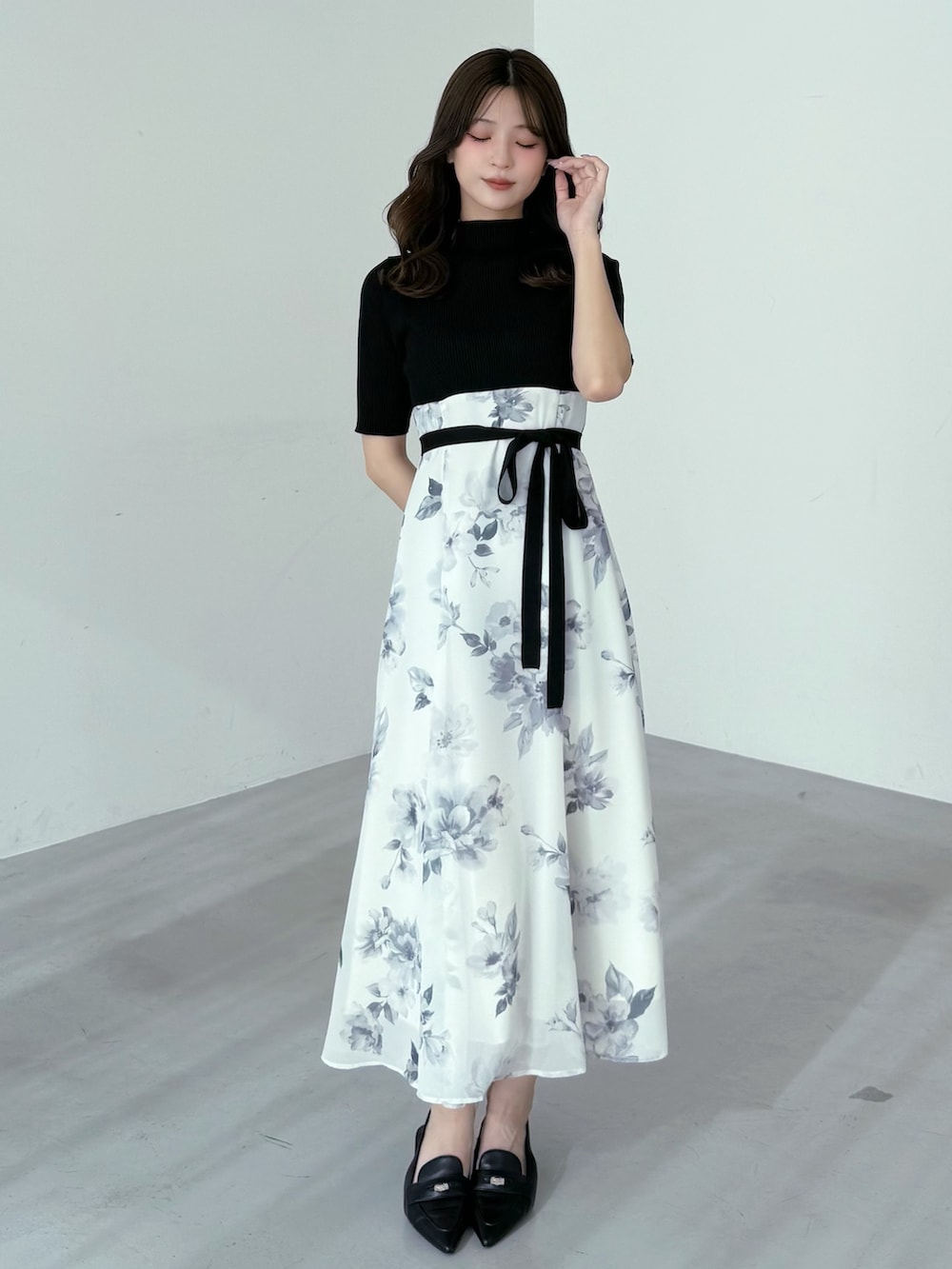 ブラック系のカーディガン/ボレロ、ブラック系のワンピースを着用したレディースの春コーディネートの4枚目の写真