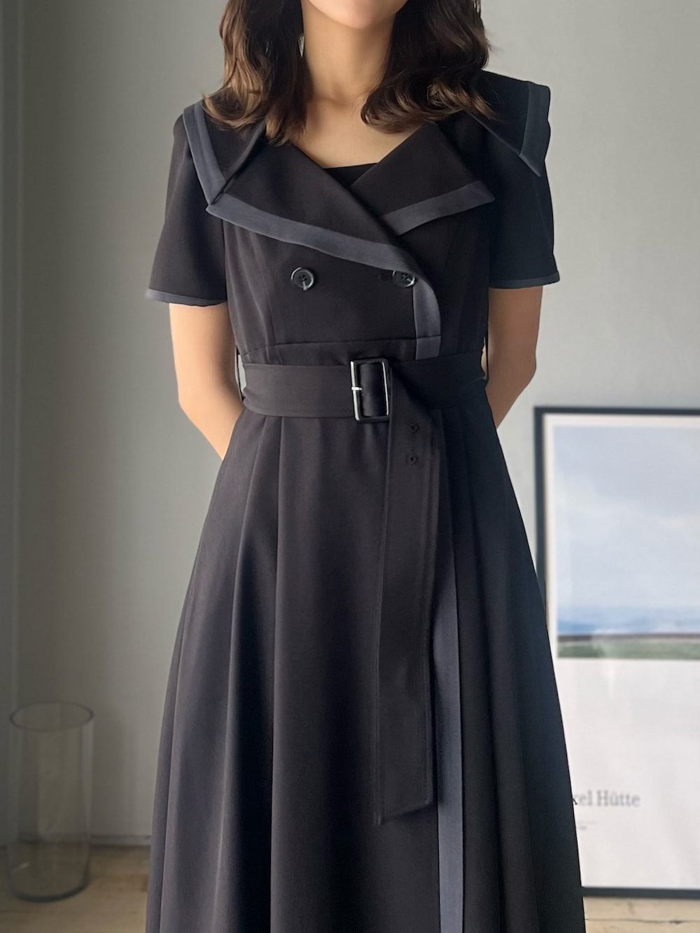 ブラック系のワンピースを着用したレディースの冬コーディネートの6枚目の写真