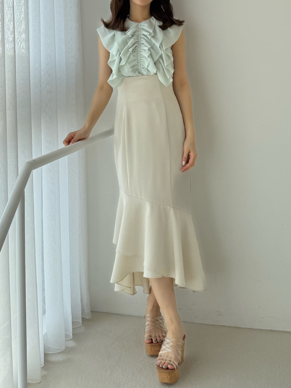 グリーン系のシャツ/ブラウス、ホワイト系のスカート、その他のサンダルを着用したレディースの夏コーディネートの2枚目の写真