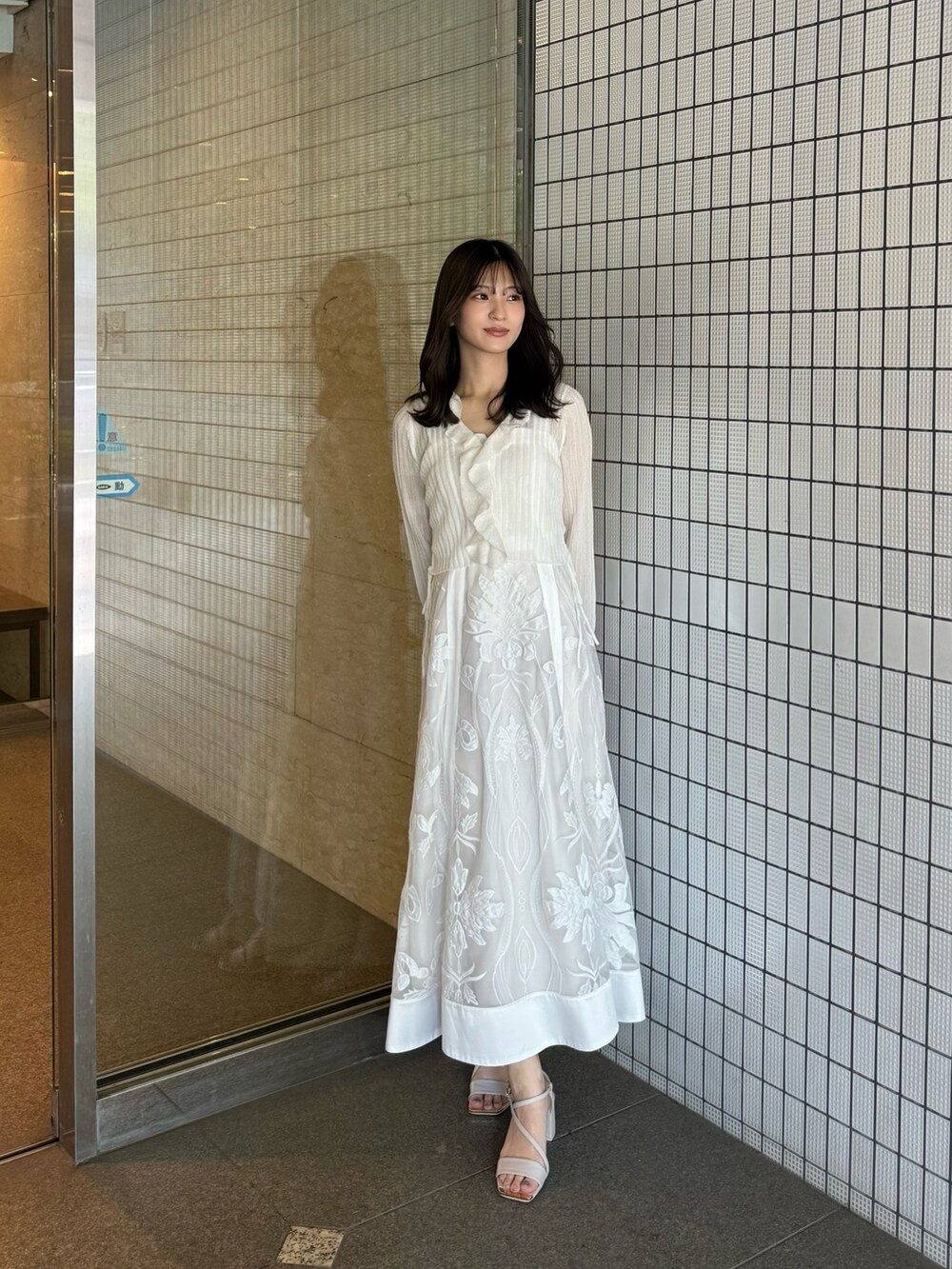 「ワンピース、ワンピーススタイル、ワンピースコーデ、ホワイト、ホワイトコーデ、ホワイト × ホワイト、カーディガン、カーディガンコーデ、ボレロ、レース、レースワンピース、フェミニン、フェミニンコーデ、大人女子、大人かわいい」｜「MERCURYDUOのメタルパーツストラップサンダル（サンダル、ベージュ系）」を使った、mihoさん（骨格ウェーブ・レディース・163cm）の夏コーディネートの2枚目の写真