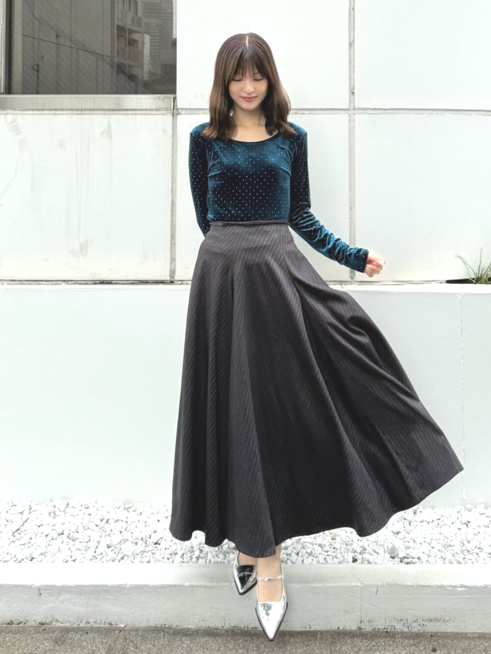 ブルー系のTシャツ/カットソー、グレー系のスカートを着用したレディースの夏コーディネートの4枚目の写真