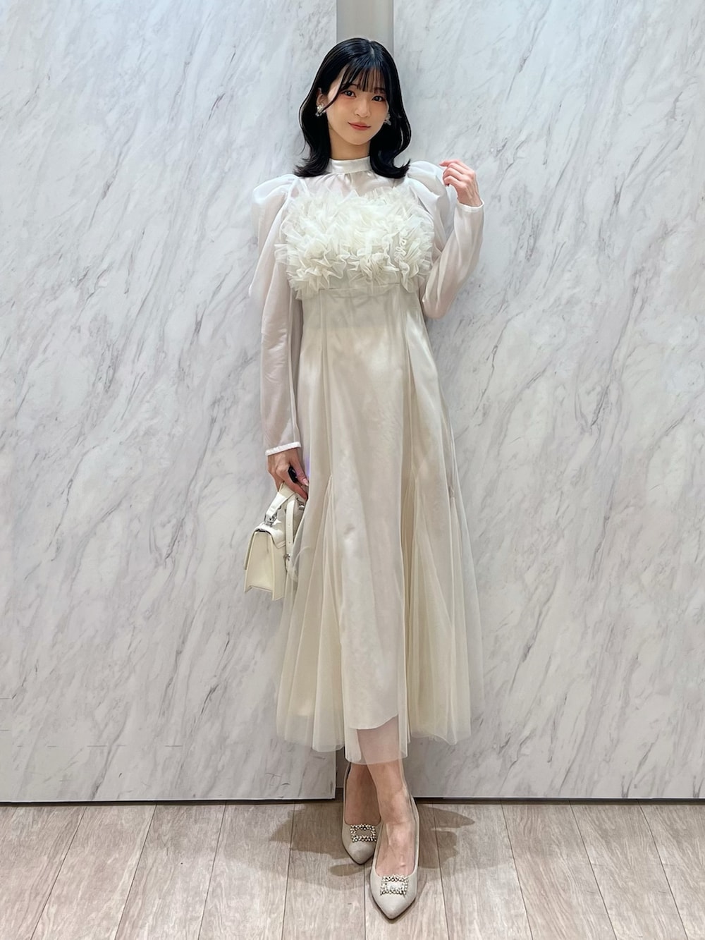 「MERCURYDUO(MERCURYDUO)、マーキュリーデュオ(MERCURYDUO)、骨格ウェーブ、パフスリーブ、ブラウス、キャミワンピース、ワントーン、淡色コーデ、淡色女子、ベージュコーデ、アイボリー、きれいめコーディネート、お呼ばれスタイル、同窓会、忘年会」｜「MERCURYDUOのビジューパールサイドフラワーイヤリング（ピアス（両耳用）、ゴールド系）」を使った、mihoさん（レディース・163cm）の冬コーディネートの2枚目の写真