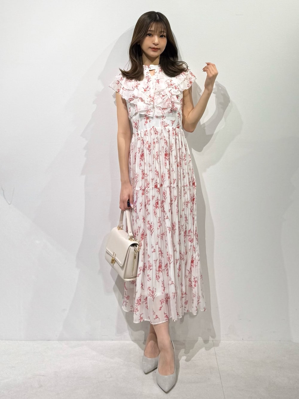 「ワンピース、ワンピーススタイル、ワンピースコーデ、フェミニン、フェミニンコーデ、ガーリー、ガーリーコーデ、大人女子、大人かわいい、大人ガーリー、大人可愛い、ロングワンピース、最近のいい感じコーデ、夏コーデ、ノースリーブワンピース」｜「MERCURYDUOの花柄ラッフルプリーツティアードワンピース（ワンピース、レッド系）」を使った、mihoさん（骨格ウェーブ・レディース・163cm）の春コーディネートの9枚目の写真