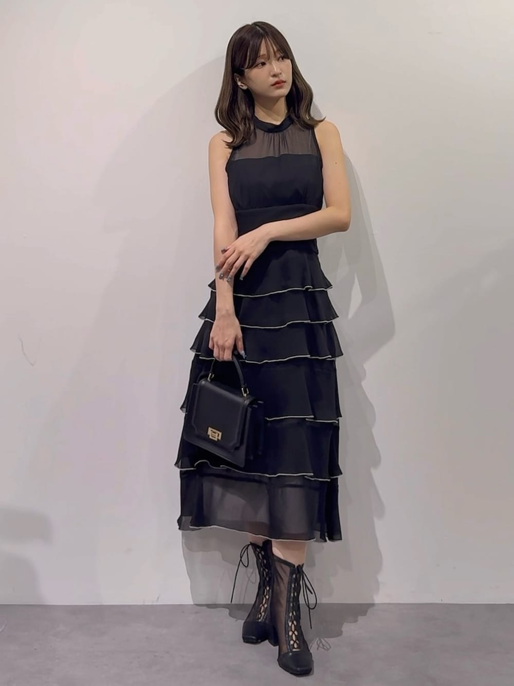 「MERCURYDUO(MERCURYDUO)、マーキュリーデュオ(MERCURYDUO)、骨格ウェーブ、ワンピース、ワンピーススタイル、ワンピースコーデ、アメスリ、カーディガン、カーディガンコーデ、ボレロカーデ、ティアード、ティアードワンピース、フェミニン、フェミニンコーデ、大人かわいい」｜「MERCURYDUOのシフォンティアードワンピース（ワンピース、ブラック系）」を使った、mihoさん（骨格ウェーブ・レディース・163cm）の秋コーディネートの7枚目の写真