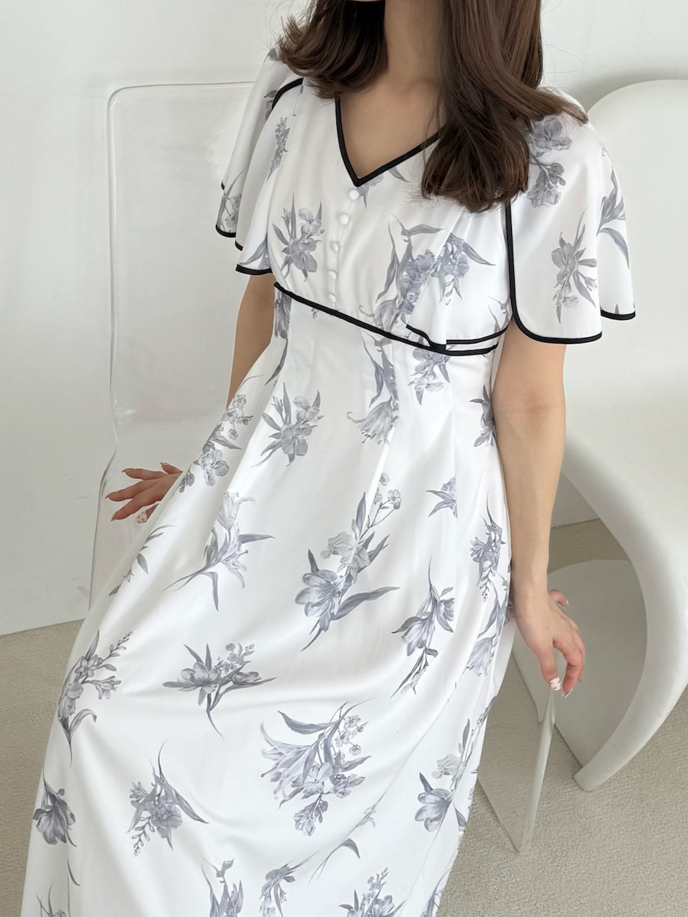 「ワンピース、ワンピーススタイル、ワンピースコーデ、花柄、花柄ワンピース、フェミニン、フェミニンコーデ、大人女子、大人かわいい、大人ガーリー、オトナカワイイ、夏、きれいめコーディネート、おしゃれさんと繋がりたい、ロングワンピース」｜「MERCURYDUOのパイピングフラワー花柄ワンピース（ワンピース、ホワイト系）」を使った、mihoさん（骨格ウェーブ・レディース・163cm）の夏コーディネートの3枚目の写真