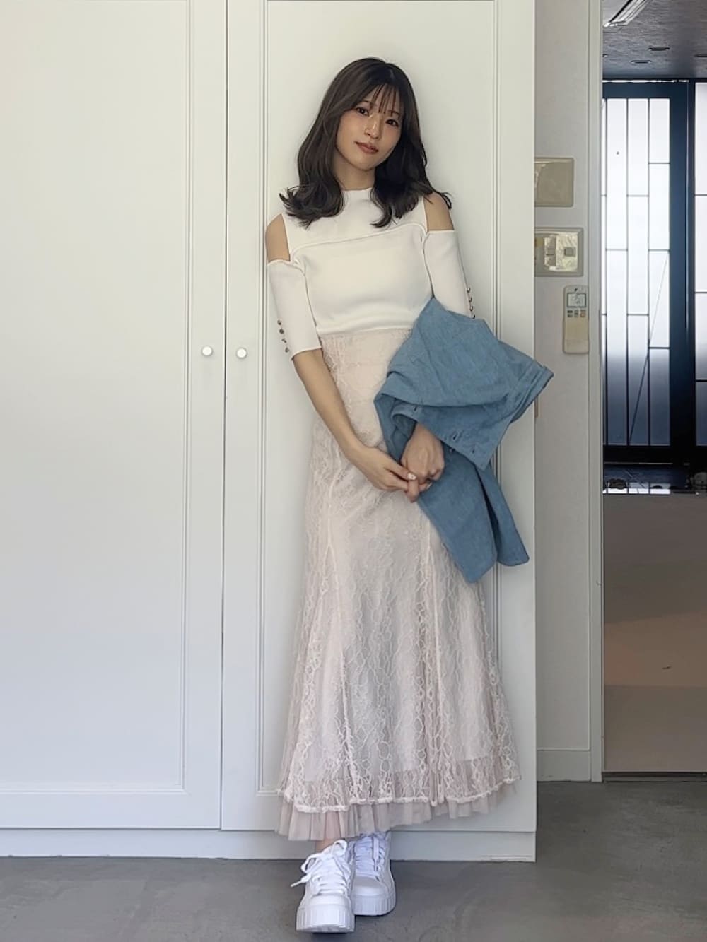 「デニムジャケット、レース、レーススカート、マーメイドスカート、カジュアルガーリー、大人カジュアル、大人女子、大人かわいい、大人ガーリー、フェミニン、フェミニンコーデ、デート、デートコーデ、モテ、MERCURYDUO(MERCURYDUO)」｜「MERCURYDUOの裾チュールレースマーメイドスカート（スカート、ホワイト系）」を使った、mihoさん（骨格ウェーブ・レディース・163cm）の春コーディネートの4枚目の写真