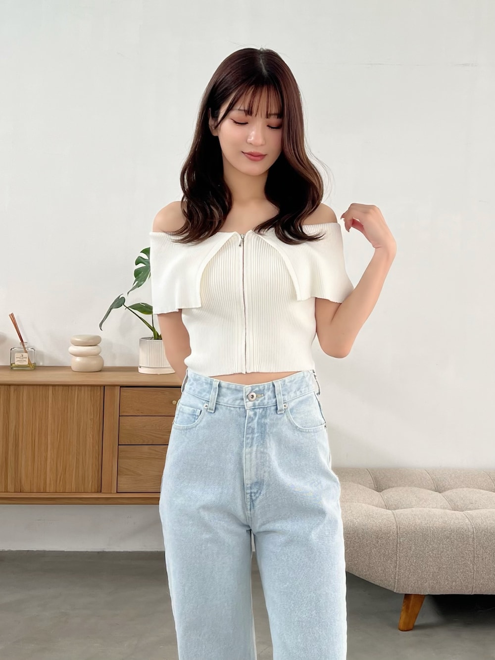 その他のサンダル、ブルー系のデニムパンツ、ホワイト系のニット/セーターを着用したレディースの春コーディネートの7枚目の写真