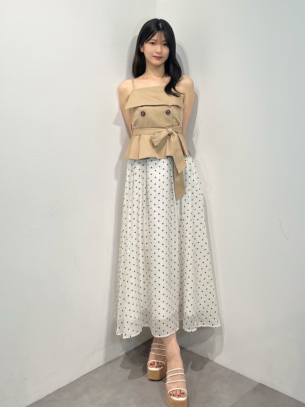 ベージュ系のワンピース、レッド系のショルダーバッグ、その他のサンダルを着用したレディースの夏コーディネートの6枚目の写真