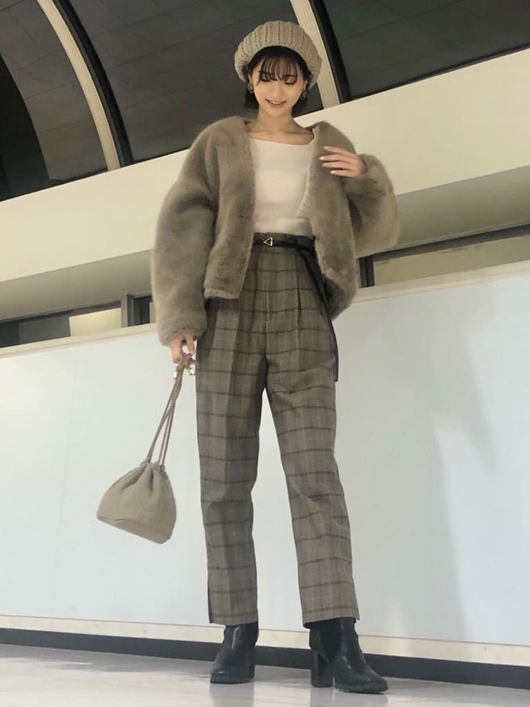 ブラウン系のその他アウター、ベージュ系のハンドバッグ、ホワイト系のニット/セーターを着用したレディースの秋コーディネートの2枚目の写真