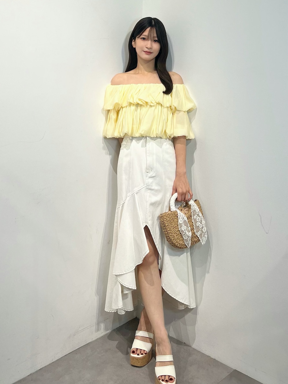 イエロー系のシャツ/ブラウス、ホワイト系のスカート、ホワイト系のサンダルを着用したレディースの夏コーディネートの8枚目の写真