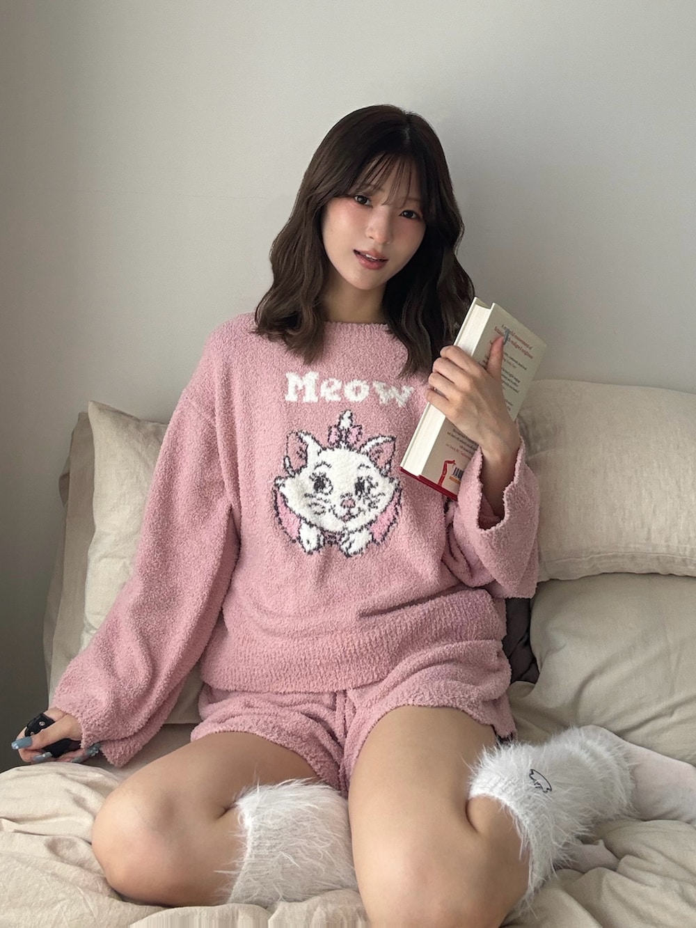 ピンク系のルームウェア/パジャマ、ホワイト系のレッグウォーマーを着用したレディースの冬コーディネートの2枚目の写真