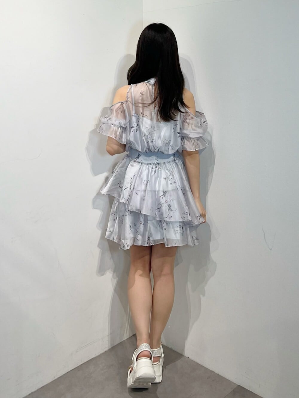 シルバー系のサンダル、パープル系のワンピースを着用したレディースの夏コーディネートの4枚目の写真