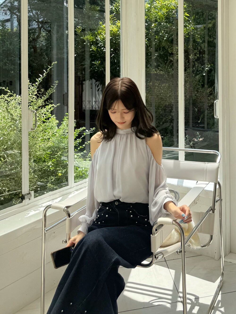 ブルー系のデニムパンツ、グレー系のパンプス、グレー系のシャツ/ブラウスを着用したレディースの秋コーディネートの2枚目の写真