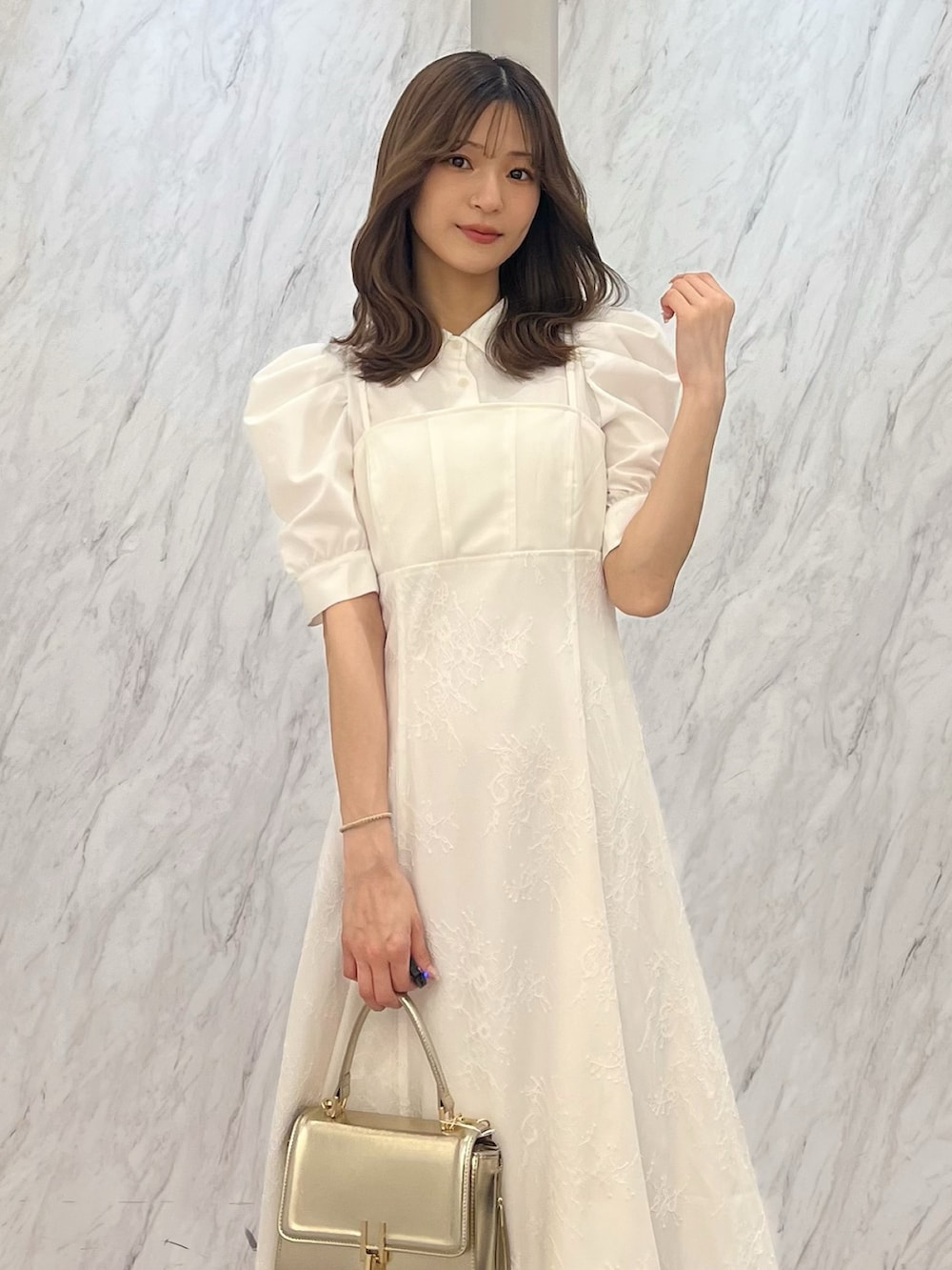 「春コーデ、春めき満開コーデ、ドライブ、女子会、大人可愛い、春服コーデ、大人コーデ、春、春服、お花見コーデ、ホワイト、ホワイトコーデ、ワンピ、ワンピース、ワンピーススタイル」｜「MERCURYDUOのビスチェドッキングパワショルシャツワンピース（ワンピース、ホワイト系）」を使った、mihoさん（骨格ウェーブ・レディース・163cm）の春コーディネートの5枚目の写真
