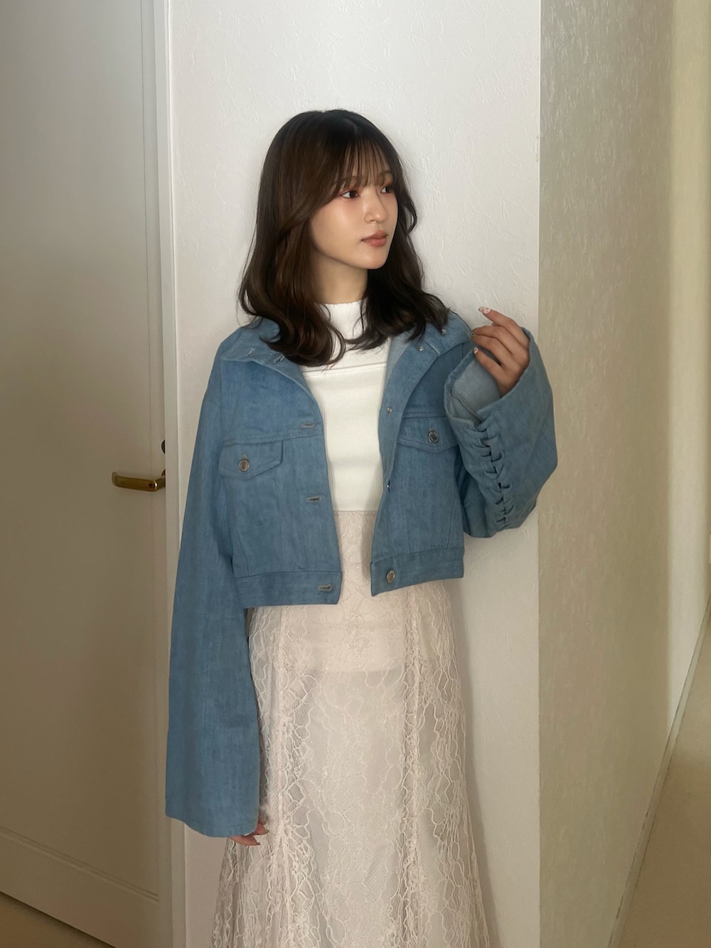 「デニムジャケット、レース、レーススカート、マーメイドスカート、カジュアルガーリー、大人カジュアル、大人女子、大人かわいい、大人ガーリー、フェミニン、フェミニンコーデ、デート、デートコーデ、モテ、MERCURYDUO(MERCURYDUO)」｜「MERCURYDUOの裾チュールレースマーメイドスカート（スカート、ホワイト系）」を使った、mihoさん（骨格ウェーブ・レディース・163cm）の春コーディネートの3枚目の写真