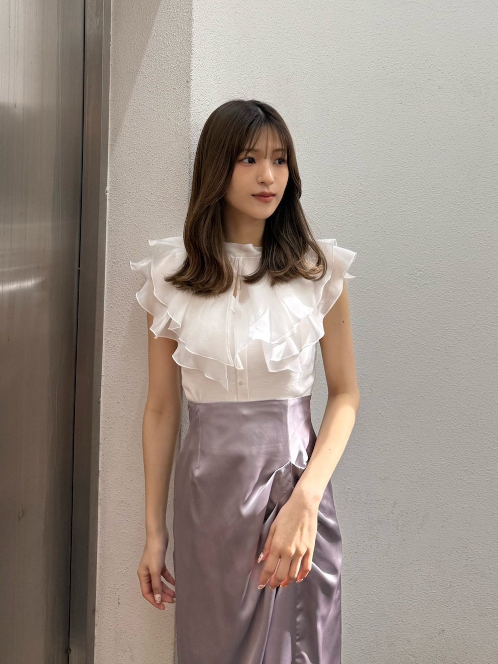 「フェミニン、フェミニンコーデ、ガーリー、ガーリーコーデ、きれいめコーディネート、キレイめコーデ、きれいめコーデ、大人女子、大人かわいい、大人ガーリー、ラベンダー、サテン、サテンスカート、スカート、スカートスタイル」｜「MERCURYDUOの異素材ラッフルコンパクトニット（ニット/セーター、ホワイト系）」を使った、mihoさん（骨格ウェーブ・レディース・163cm）の夏コーディネートの2枚目の写真