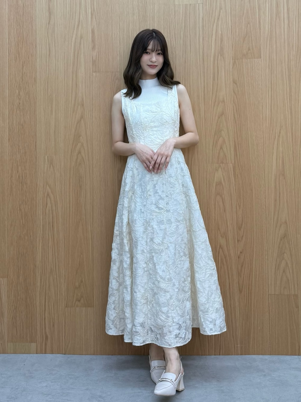 ホワイト系のワンピース、ホワイト系のニット/セーター、ホワイト系のパンプスを着用したレディースの冬コーディネートの5枚目の写真