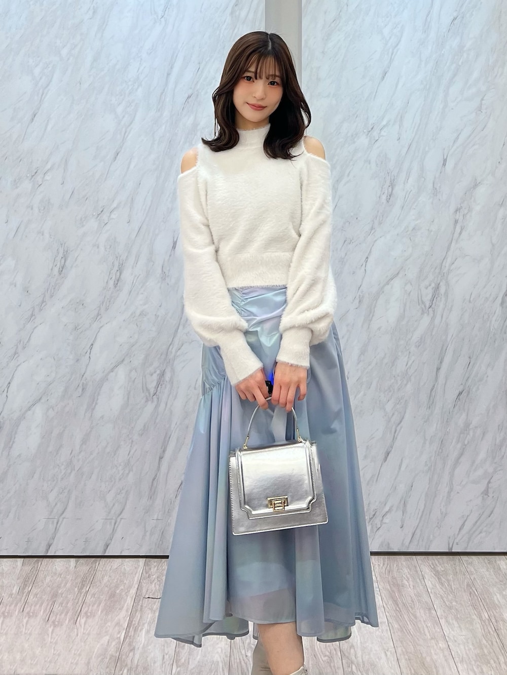 「MERCURYDUO(MERCURYDUO)、マーキュリーデュオ(MERCURYDUO)、骨格ウェーブ、オープンショルダー、ふわふわニット、シャギーニット、白ニット、寒色系、ブルー、ブルーコーデ、ブルー x ホワイト、水色、オーロラ、ディズニーコーデ、ディズニー」｜「MERCURYDUOのオープンショルダーミニシャギーニット（ニット/セーター、ホワイト系）」を使った、mihoさん（レディース・163cm）の冬コーディネートの6枚目の写真
