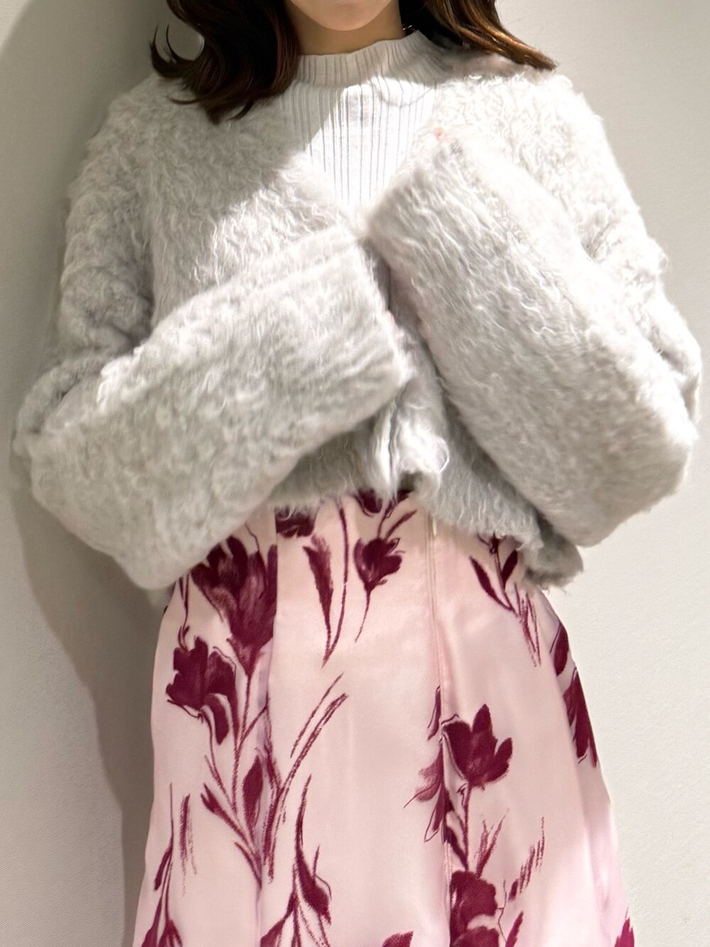 グレー系のカーディガン/ボレロ、ホワイト系のニット/セーター、ピンク系のスカートを着用したレディースの秋コーディネートの3枚目の写真