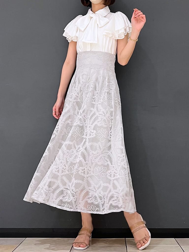 ホワイト系のシャツ/ブラウス、グリーン系のスカートを着用したレディースの夏コーディネートの5枚目の写真