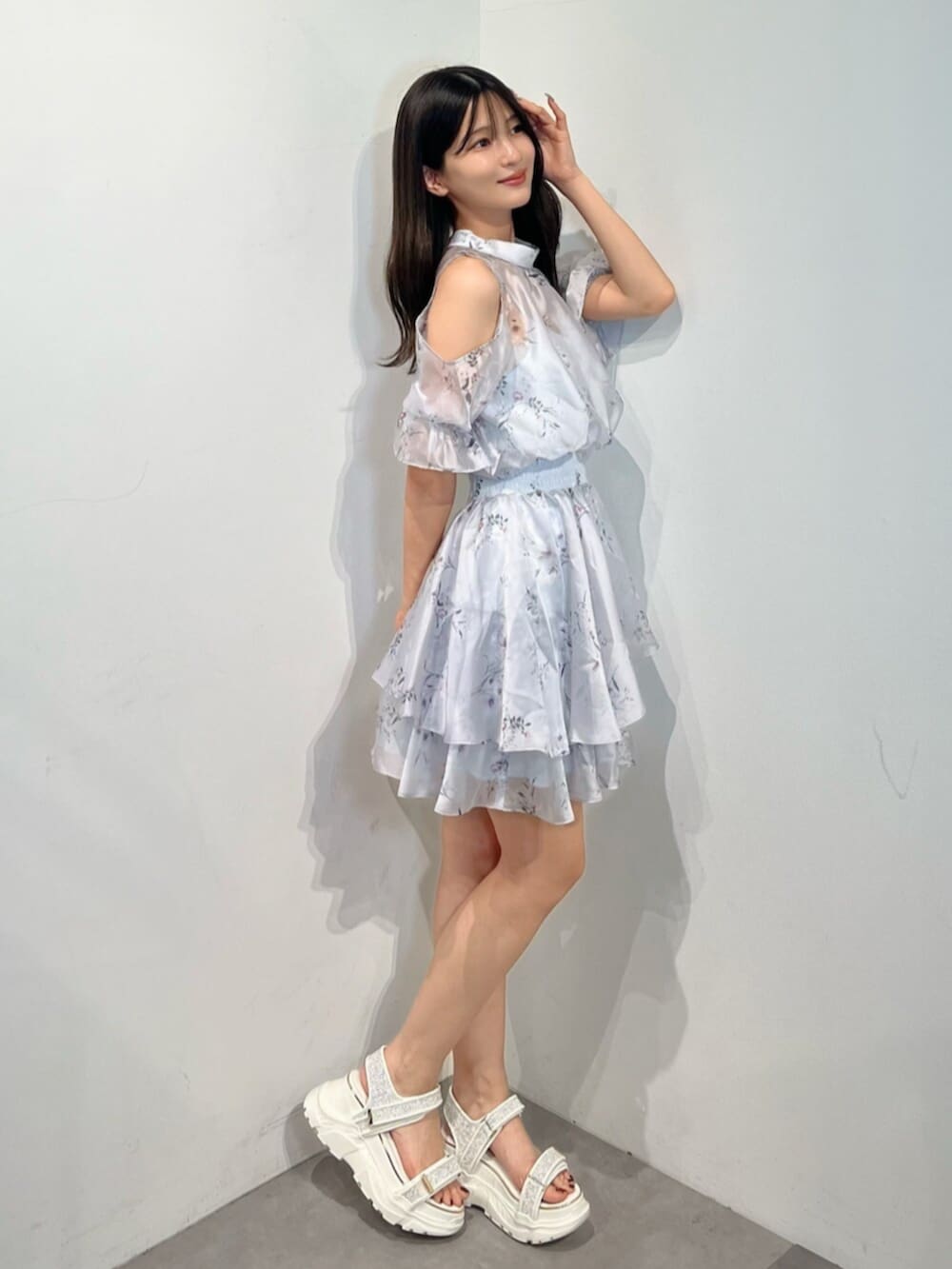 シルバー系のサンダル、パープル系のワンピースを着用したレディースの夏コーディネートの2枚目の写真