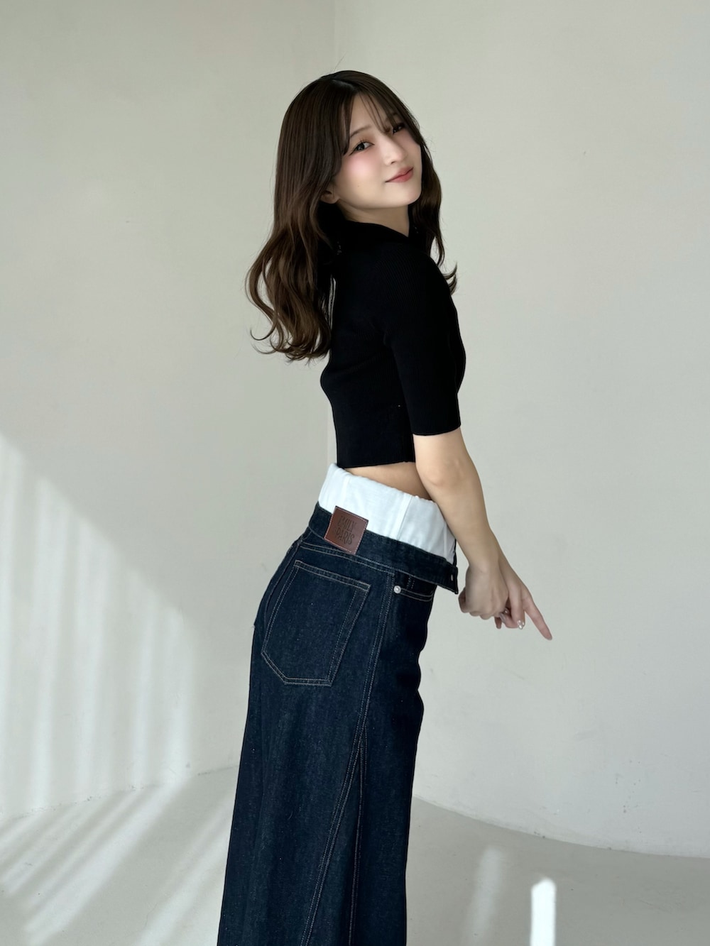 ブルー系のその他パンツ、ブラック系のニット/セーター、その他のサンダルを着用したレディースの春コーディネートの10枚目の写真