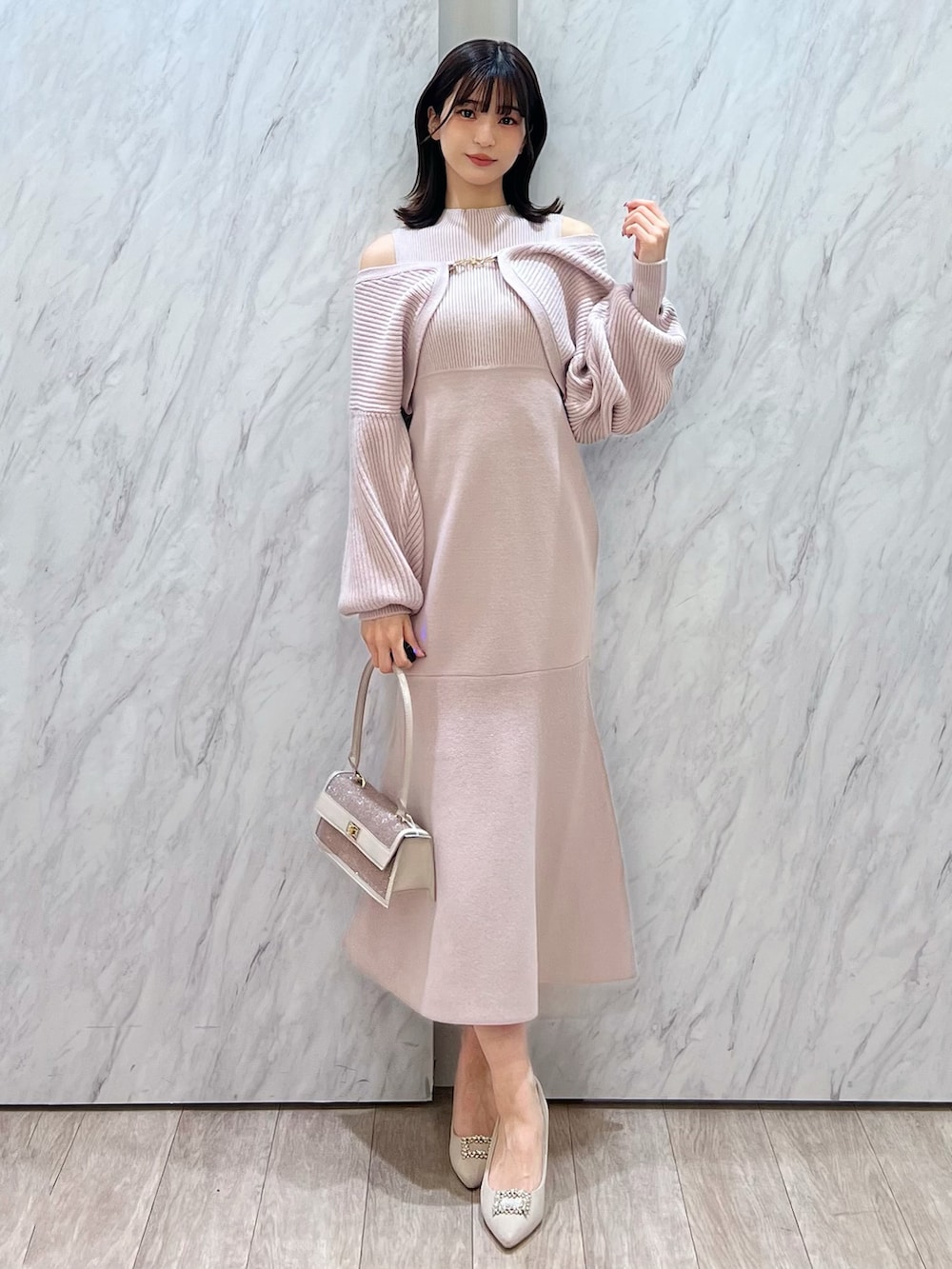 「MERCURYDUO(MERCURYDUO)、マーキュリーデュオ(MERCURYDUO)、骨格ウェーブ、イエベ秋、ニットワンピース、ニットワンピ、マーメイドワンピース、カーディガン、キラキラバッグ、ラメバッグ、パンプス、オフショル、オープンショルダー、肩あき、デートコーデ」｜「MERCURYDUOのチェーンボレロセットニットマーメイドワンピース（ワンピース、ピンク系）」を使った、mihoさん（レディース・163cm）の秋コーディネートの2枚目の写真