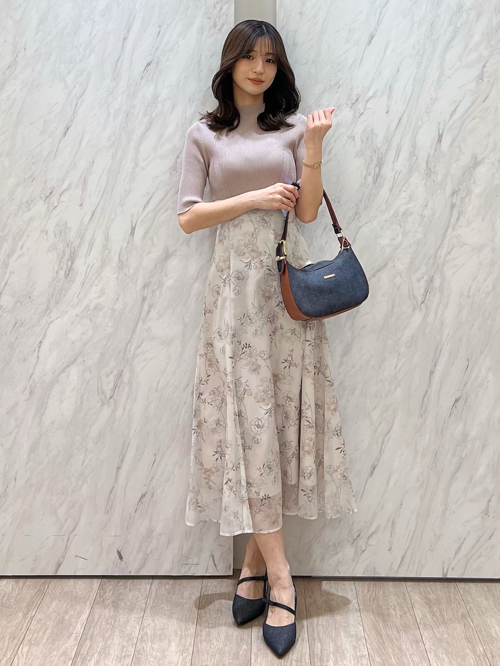 「今日のコーデ、ドライブ、女子会、春カラー、オトナカワイイ、オトナガーリー、大人可愛い、ワンピ―ス、フェミニンコーデ、デニムバッグ、花柄ワンピース、半袖ワンピース、ワンピ、ワンピース、ワンピーススタイル」｜「MERCURYDUOのレイヤード花柄ニットドッキングワンピース（ワンピース、ベージュ系）」を使った、mihoさん（骨格ウェーブ・レディース・163cm）の春コーディネートの8枚目の写真