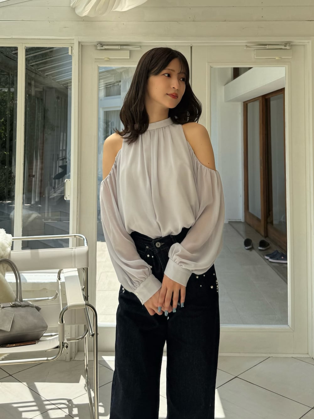 ブルー系のデニムパンツ、グレー系のパンプス、グレー系のシャツ/ブラウスを着用したレディースの秋コーディネートの8枚目の写真