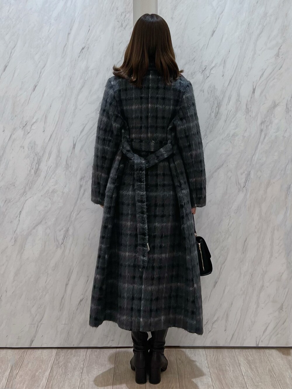 その他のチェスターコート、ホワイト系のニット/セーター、ブラック系のショルダーバッグを着用したレディースの秋コーディネートの3枚目の写真