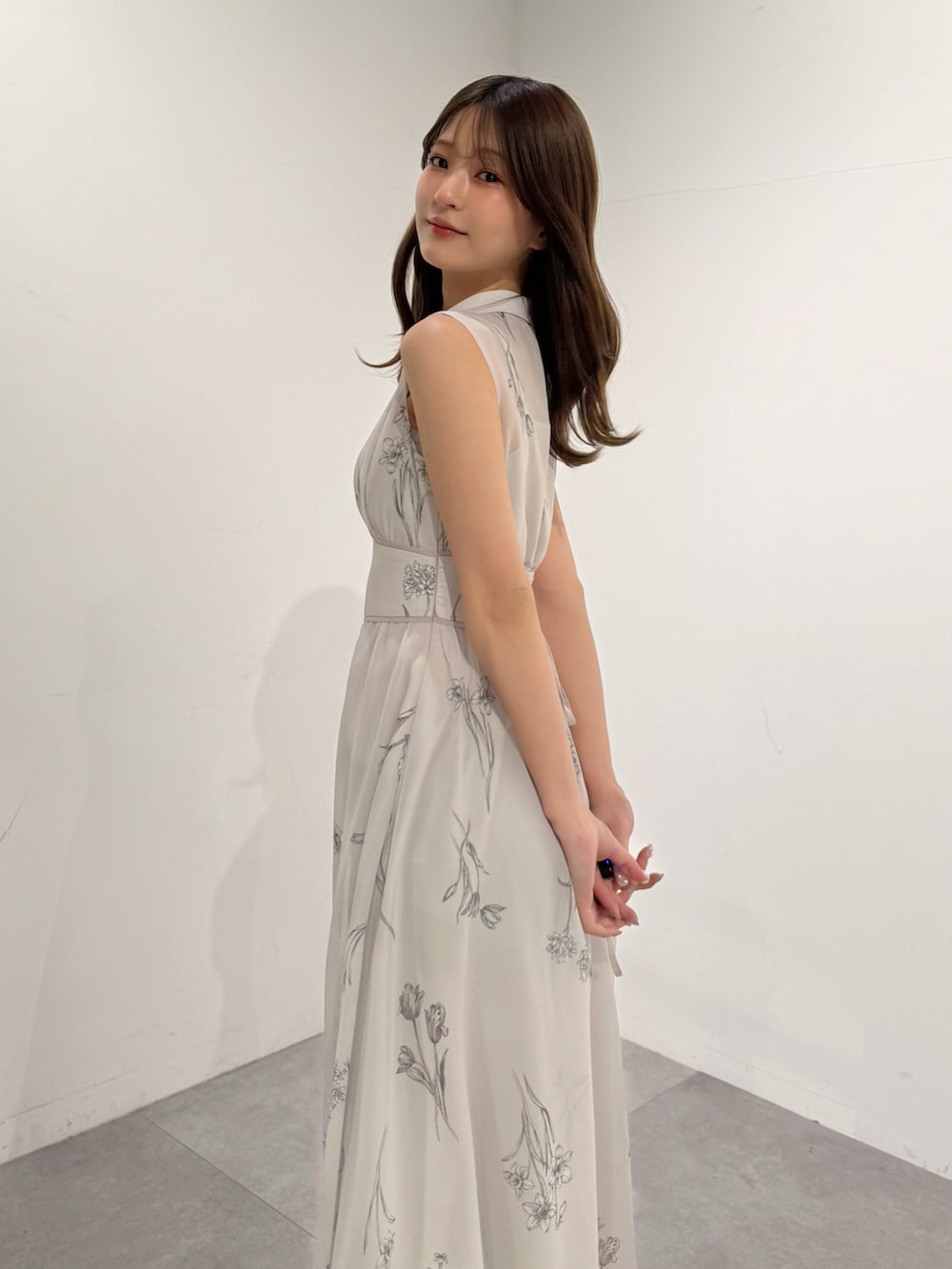 グレー系のワンピース、ブラック系のサンダルを着用したレディースの春コーディネートの3枚目の写真